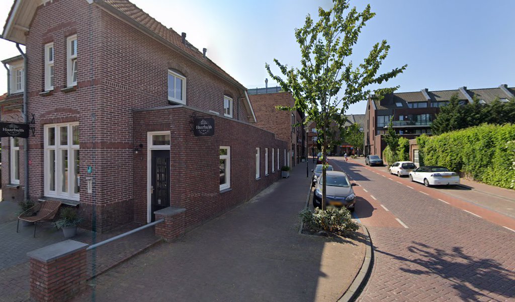 Het karakteristieke hoekpand van kapsalon HaarhuYs aan de Diessenseweg in Hilvarenbeek